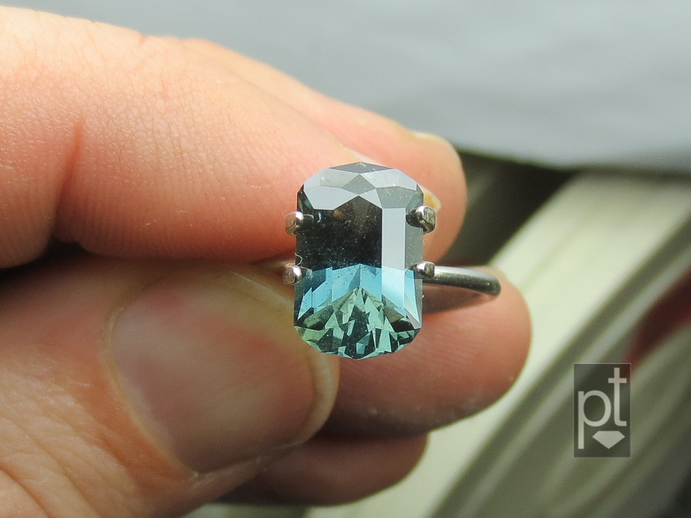 Color-Change Sapphire, Fluorescent lighting