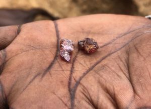 Coarse rhodolite garnet shards