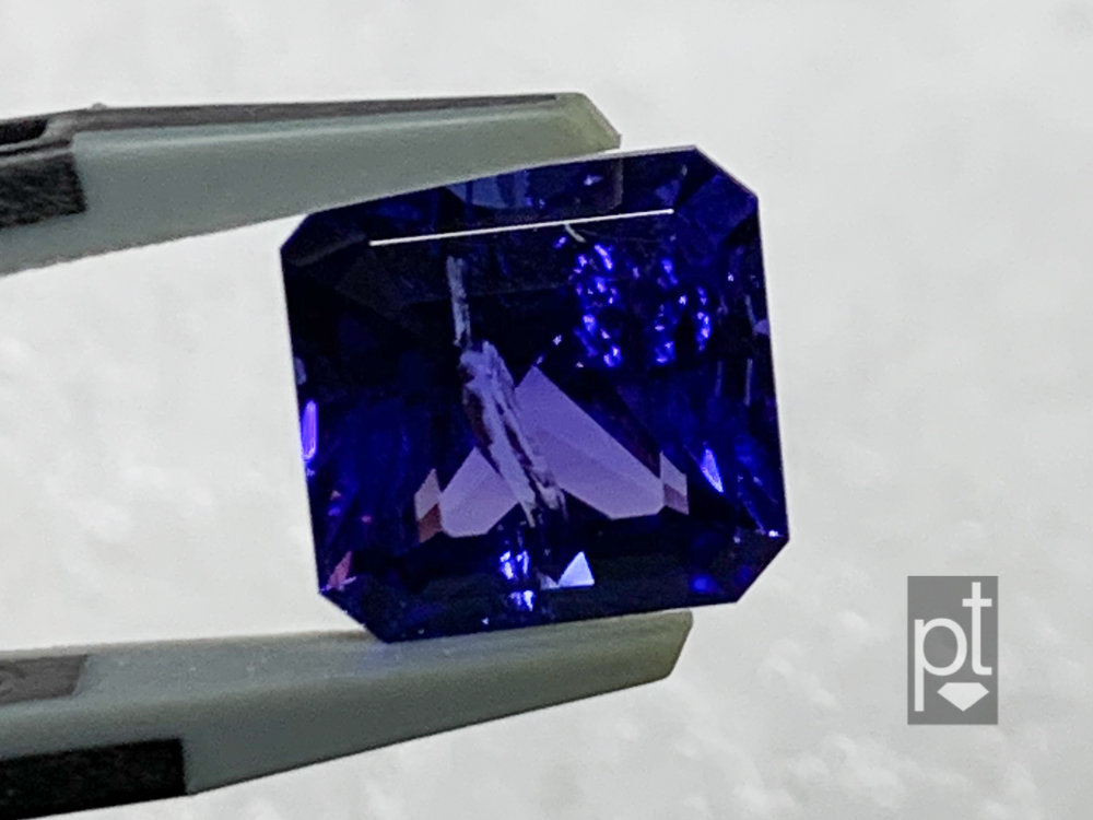 large heat fracture in tanzanite, crown view